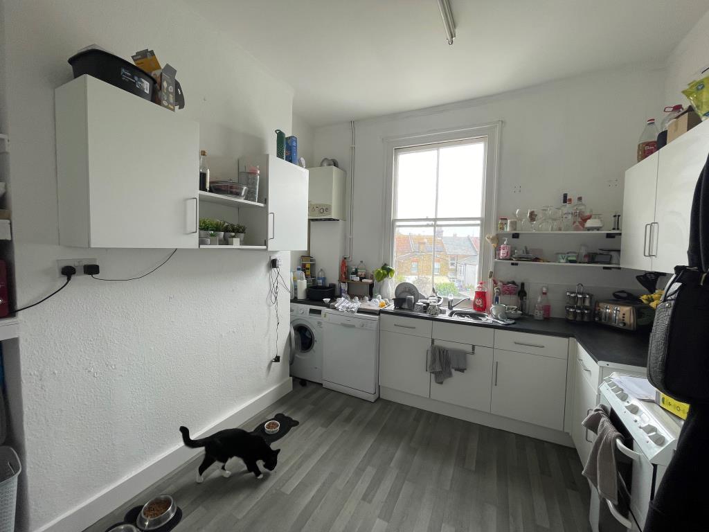 Lot: 73 - FREEHOLD BLOCK OF TWO FLATS AND A MAISONETTE FOR INVESTMENT - Maisonette kitchen